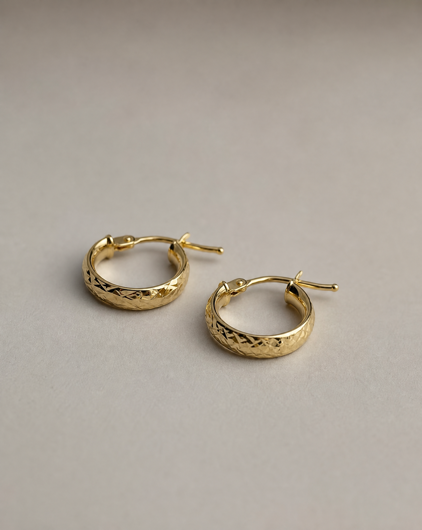 14k Gold Diamond-Cut Hoop Earrings
