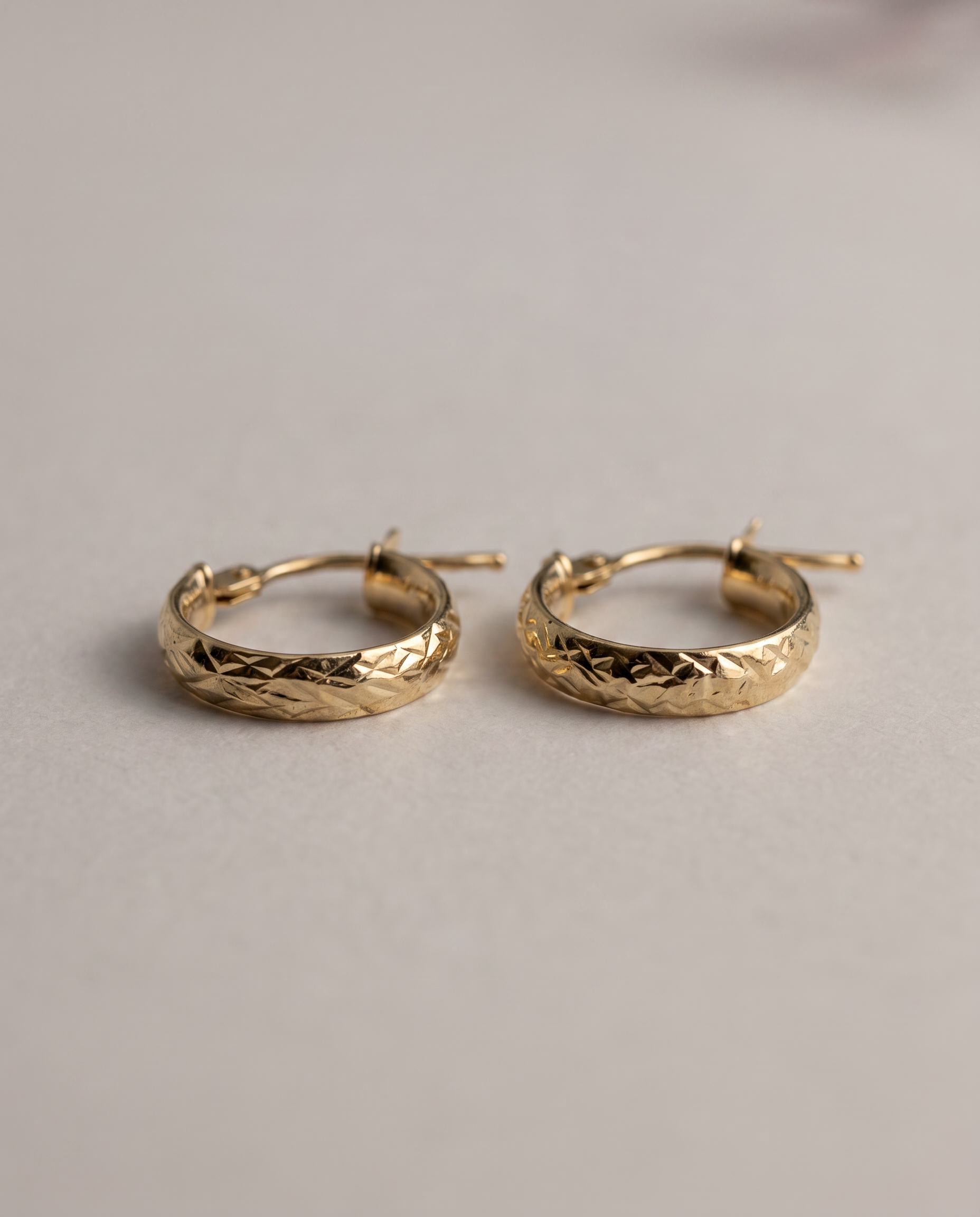 14k Gold Diamond-Cut Hoop Earrings